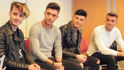 أفراد فريق Union J يتناولون الديدان من أجل Red Nose Day 2013