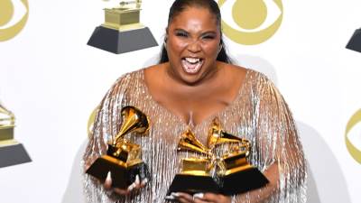  تعرفوا علي النجمات اللاتي خالفن قانون الـ CBS الخاص بالملابس المكشوفة في حفل توزيع جوائز الـ Grammy 2013