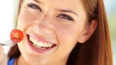 إمرأة تدمن علي تناول الأرائك