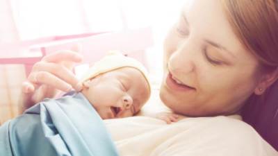 كيف يمكن للأم التعامل مع طفلها الأول عقب ولادته