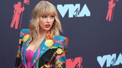 ستيفين تايلر يكشف عن إنجذابه إلي تايلور سويفت