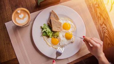 وجبة الإفطار الغنية بالبروتينات تحد من الإقبال على التسالي بين الوجبات