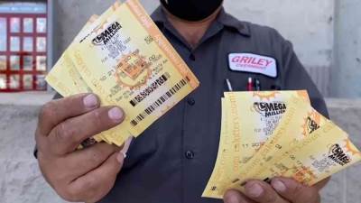 رجل مشرد يفوز بالياناصيب ويريد أن يبقي في خيمة