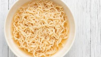 تلميذة تعيش علي تناول المكرونة سريعة التحضير