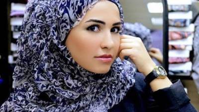 خبيرة موضة : ربطة الحجاب الإسبانية هى الأنسب لذوات الوجه الطويل