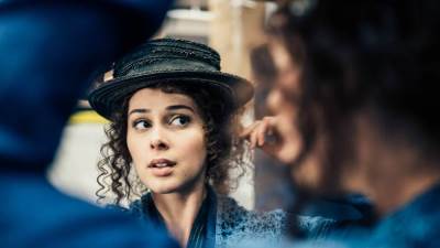  إليزا دوليتل تواجه خوفها من الثعابين بإلتقاط صور معها وهي نصف عارية