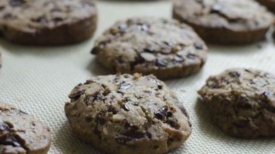 طريقة عمل "بسكويت الشوكولاتة بالكرز"مع الشيف محيي شوقي