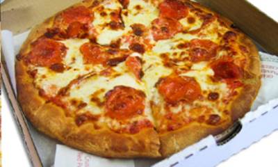 لص يبكي قبل أن يكمل سرقته، ويغادر ومعه بيتزا