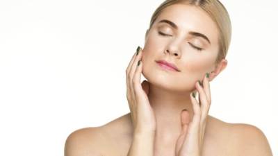 خبيرة تجميل : استخدمى "الزبادى ودقيق الذرة" لتقشير طبيعى للوجه