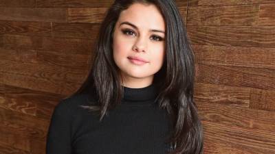 سيلينا جوميز تتمايل في المياه بإثارة