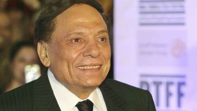 عادل إمام يتعرض لأزمة صحية مفاجئة خلال التصوير