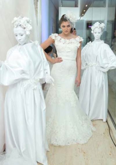 زيارة إلى متجر “إسبوزا” لفساتين الزفاف