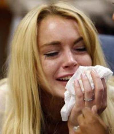 ليندسي لوهان تدخل مركز إعادة التأهيل .. وتبكي بحرقة