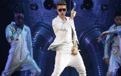  جاستين بيبر يذهب إلي حفلته بدبي بعد ساعتين من موعدها الأصلي