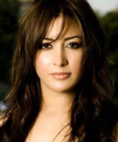 بالصور.. روتانا تغطى "كتف وصدر" جنات فى بوستر "حب جامد"