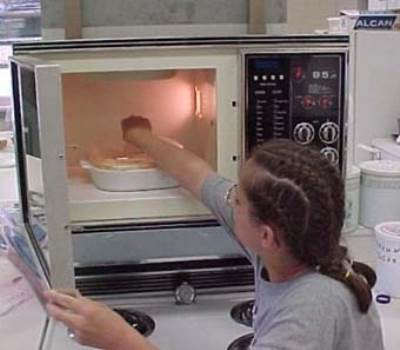 لهذه الأسباب تجنبي استخدام طهي الطعام في أفران الميكروويف