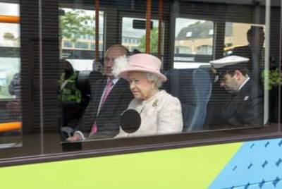 ملكة إنجلترا تستقل حافلة للذهاب إلي حدث بكامبريدج