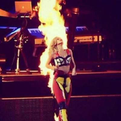 النيران تلتهم ريهانا على المسرح