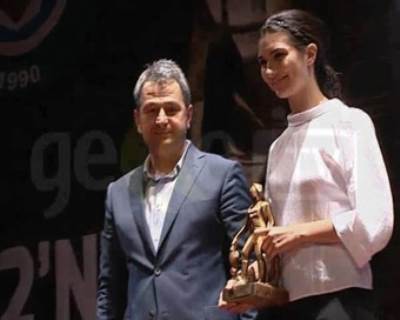 التركية لميس أفضل ممثلة لعام 2013.. و20 دقيقة المسلسل الأهم