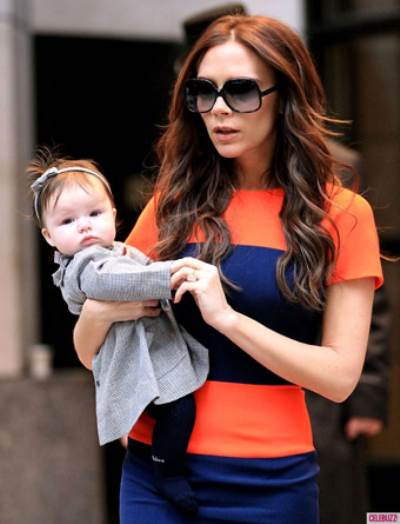 فيكتوريا بيكهام تحاول تفادي تقليد إبنتها "هاربر" لها