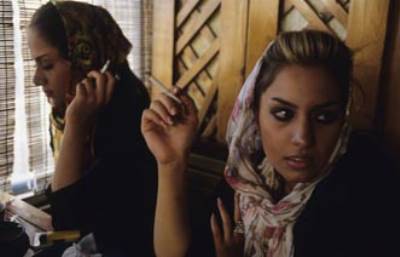 فورين بوليسي : "الدعارة علنية في إيران ومعدلات الخصوبة إلى انخفاض"