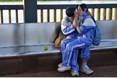 تمثال لمراهقين يتبادلان القبلات يثير إستياء الآباء الصينيين