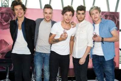 فريق One Direction الغنائي يطلق عطره الأول Our Moment