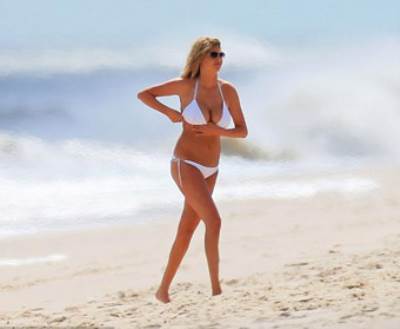 كايت أبتون تتبختر بالبيكيني .. وتقبل حبيبها بحميمية في نيويورك