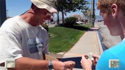 بالفيديو .. ساحر يقوم بتحويل دولار إلي 100 دولار للمشردين