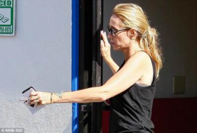 هكذا بدت حالة والدة مايلي سايروس بعد طلب الطلاق