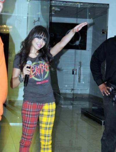 سروال ساندي الغريب جداً يلفت الأنظار