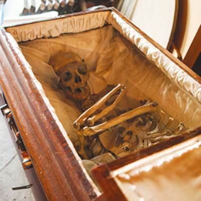 رجل يبيع تابوت علي الإنترنت وبداخله هيكل عظمي