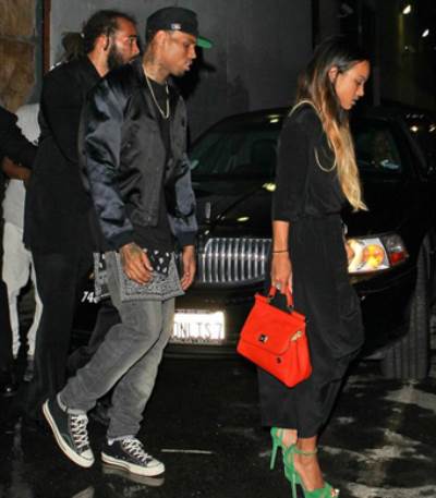 كريس براون يقضي ليلته مع حبيبته بملابسه الغريبة