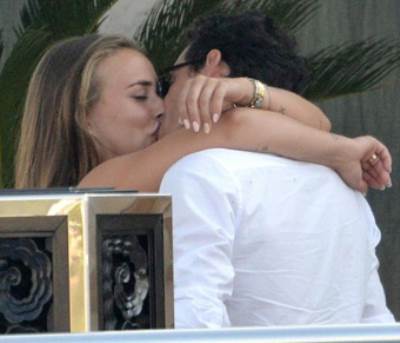 مارك أنتوني يقبّل حبيبته ويحتضنها بشغف على يخت والدها