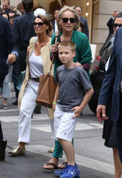 شارون ستون نسيت ارتداء حمّالة صدرها .. وتنقّلت بثقة في باريس