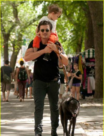 أورلاندو بلوم يثبت أنه أب حنون .. خلال نزهة في نيويورك