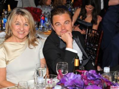  ليوناردو دي كابريو يساعد أمه في إيجاد الحب مرة أخرى!