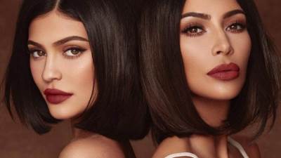 شقيقة كيم كارداشيان تضع صورة كانيي ويست على مؤخرتها