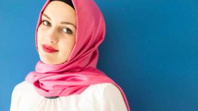 كيف تهتمين بشعرك أثناء ارتداء الحجاب