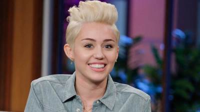 إنها ليست مزحة ..  مايلي سايروس تنام في العرض الأول لهاري بوتر!!