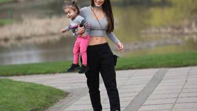 هيلين فلانيغن تتعرّض لموقف محرج .. فتتعثّر وتقع أرضاً