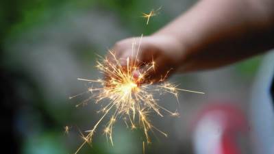 طرق للبقاء آمنا مع الألعاب النارية