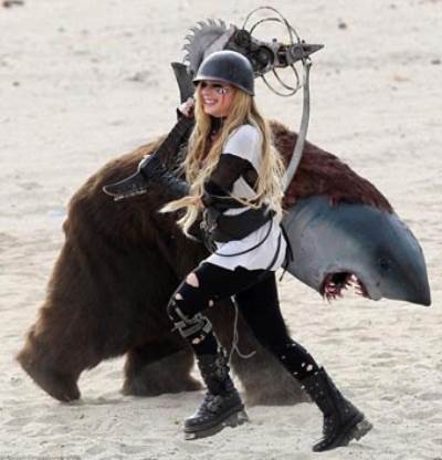 مخلوق غريب يظهر على أفريل لافيني .. خلال تصوير فيديو كليبها الجديد