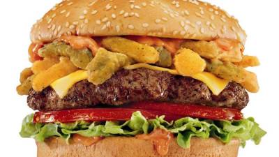 رجل يترك بقشيشا بقيمة 10 ألاف دولار بعد تناوله برجر ورقائق بطاطس