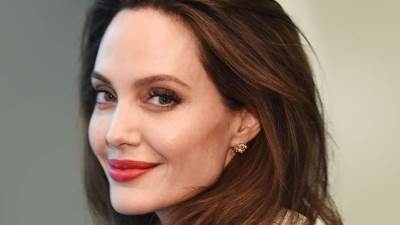 بالصور .. أنجلينا جولى تطرح مجوهراتها للبيع لصالح الأعمال الخيرية