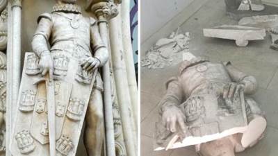 سائح يكسر إصبع تمثال من القرن ال14