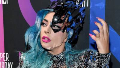 ليدي جاجا تفجّر أنوثتها بفستان مثير .. وماكياج مجنون