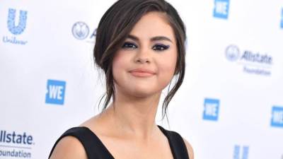 مهووس بسيلينا جوميز متهم بـ ...؟