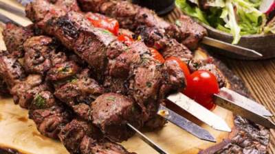 طلاب ألمانيون يخترعون مشروب للتخلص من رائحة النفس التي تنتج عن تناول الكباب