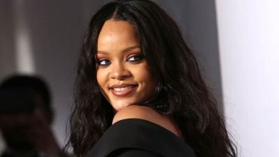 ريهانا تكشف عن مفاتنها من خلال فستان أحمر رائع